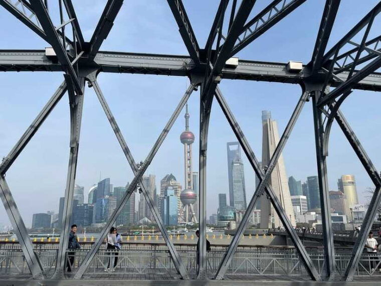 private-lyaover-cruising-shanghai-in-a-tesla