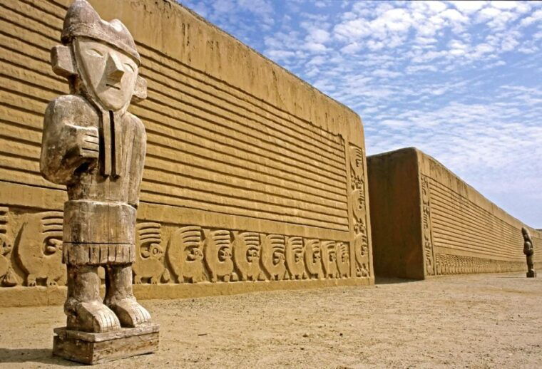 pyramids-of-the-sun-and-the-moon-huanchaco-and-chan-chan-2