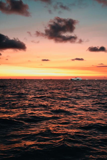 redrivertours-enjoying-sunset-night-squid-fishing-2