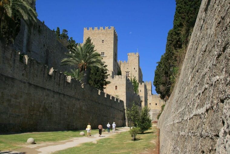 rhodes-private-medieval-city-treasure-hunt-with-food-stops