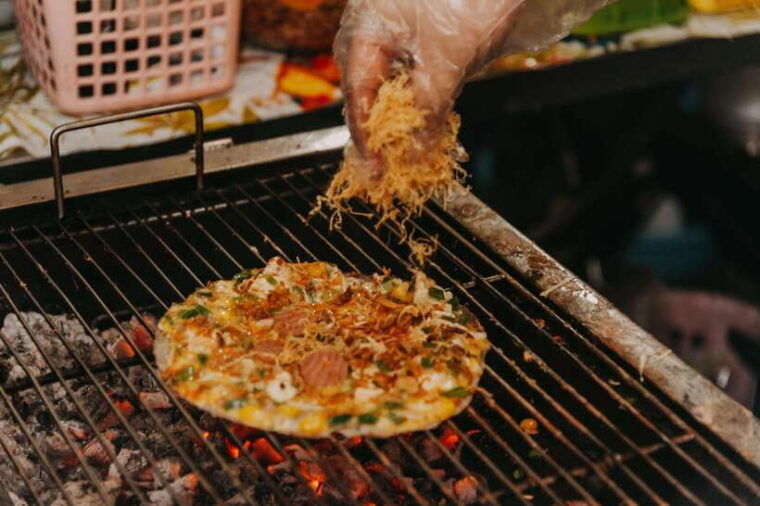 saigon-street-food-and-sightseeing-with-female-rider