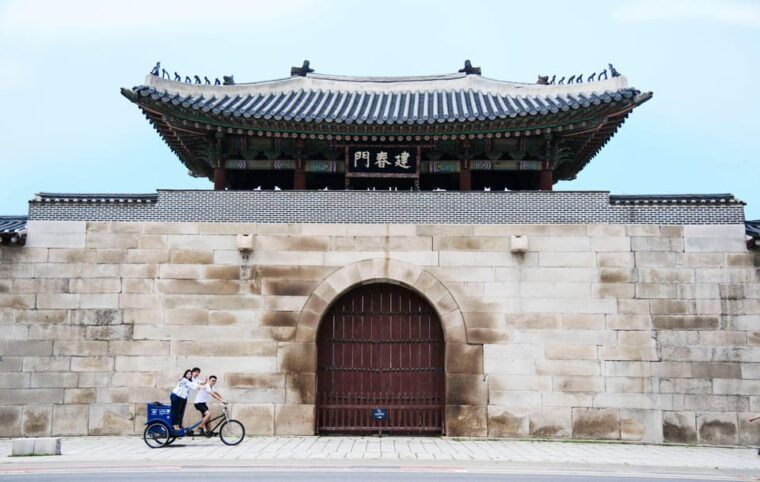 seoul-bukchon-hanok-village-pedicab-tour