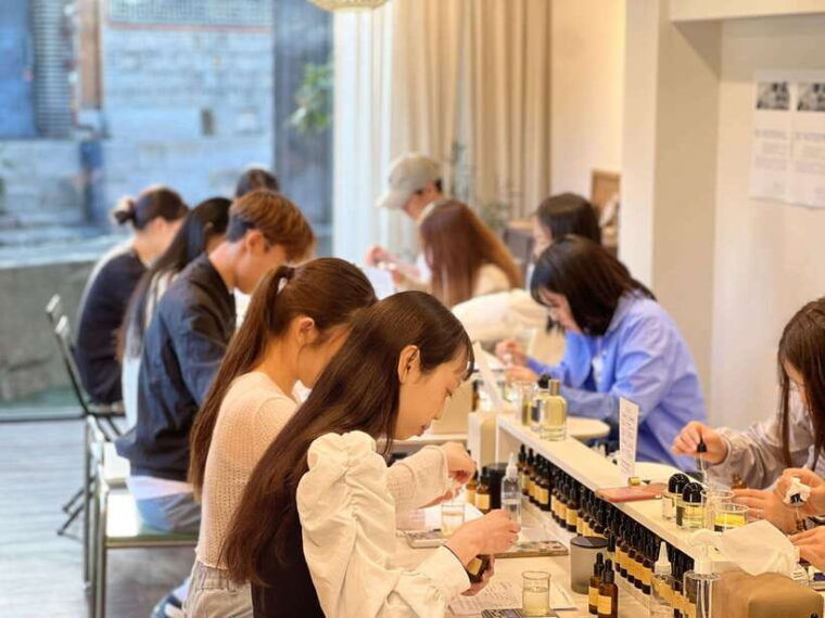 seoul-create-your-own-natural-perfume-with-a-perfumer