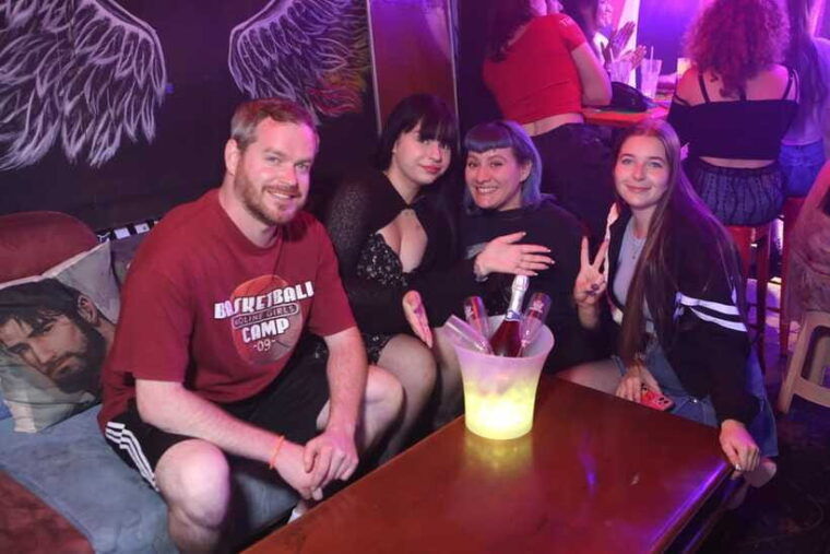 seoul-itaewon-hipster-street-premium-pub-crawl-drag-show