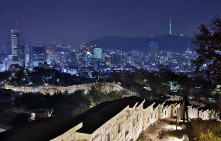 seoul-nighttime-tour-of-palace-market-naksan-park-more