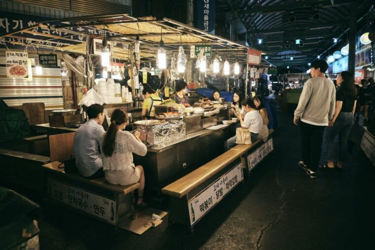 seoul-palace-temple-and-market-guided-foodie-tour-at-night