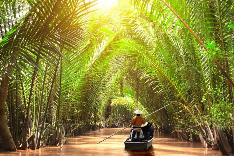 small-group-10-people-to-mekong-delta-vinh-trang-pagoda