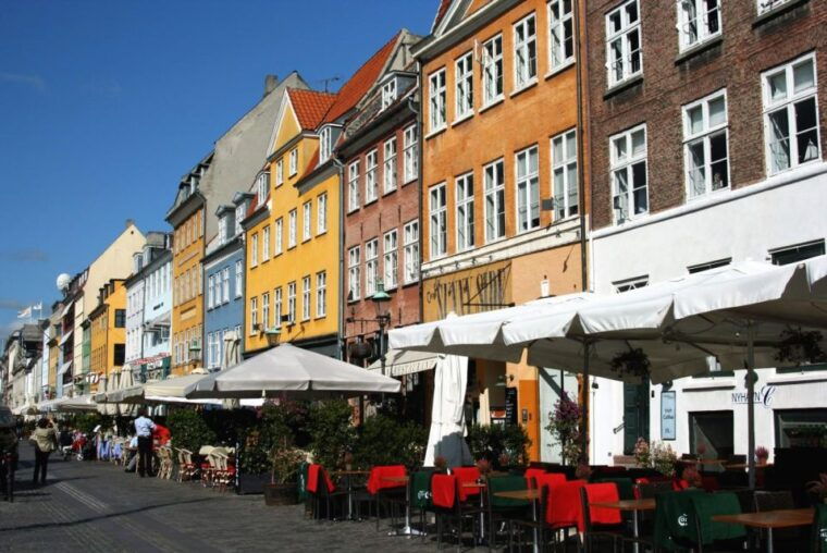 snaps-bars-and-nightlife-tour-in-copenhagen-nyhavn