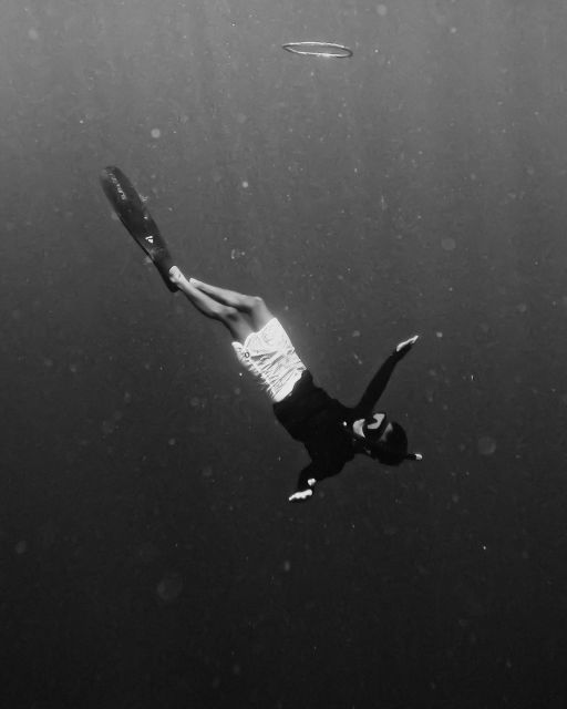 snorkeling-with-turtle-and-underwater-statue-in-gilis