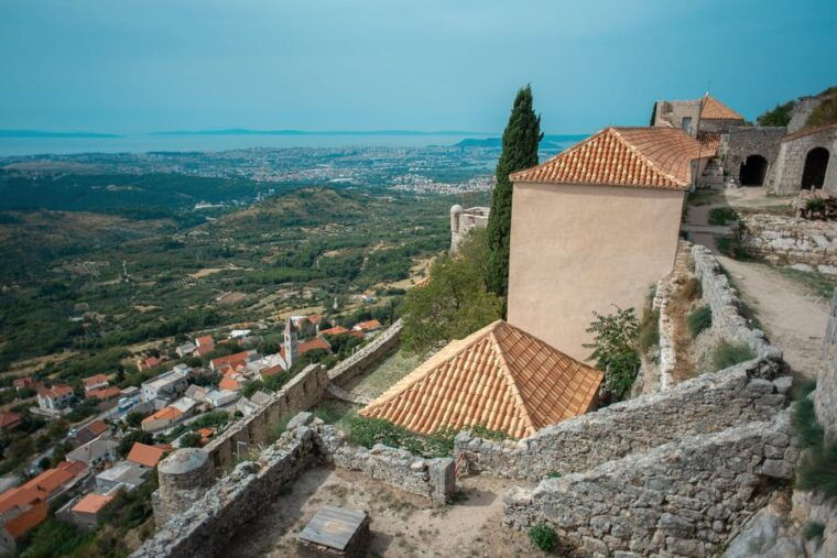 split-private-tour-to-klis-fortress-and-vranjaca-cave