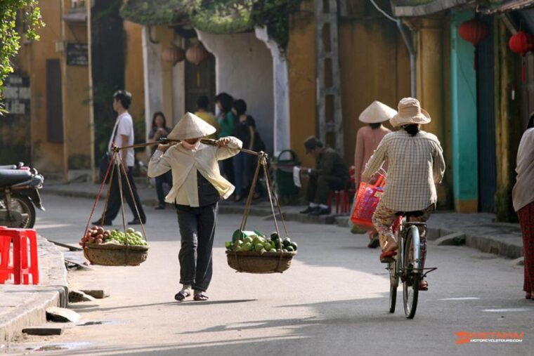 street-food-walking-tour-in-hoi-an-with-5-local-tastings