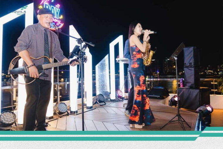 sunset-dining-harmony-performance-on-halong-saquila-yacht