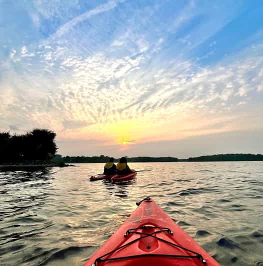 sunset-kayak-tour-in-downtown-ottawa-and-gatineau