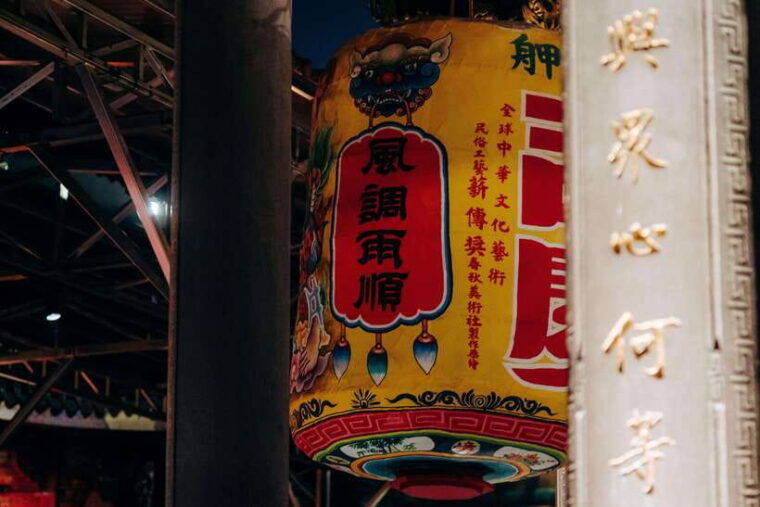 taipeis-origin-longshan-temple-taiwan-cultural-tour