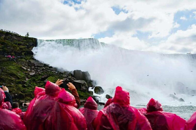 toronto-falls-day-tour-with-boat-cruise-niagara-the-lake