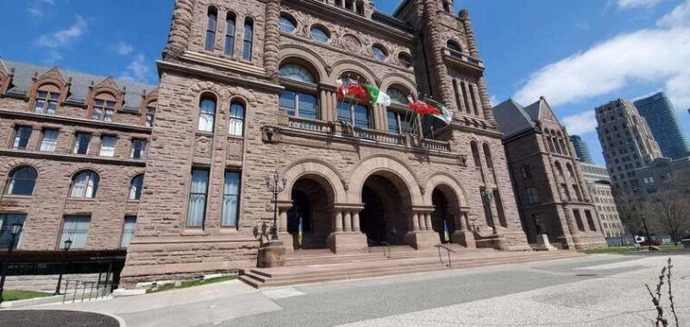 toronto-highlights-drive-and-walking-tour