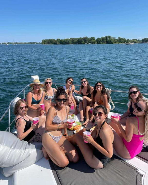 toronto-private-luxury-yacht-sightseeing-cruise-prosecco