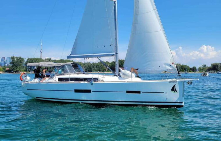 toronto-sailing-yacht-cruise-of-toronto-harbor-and-islands