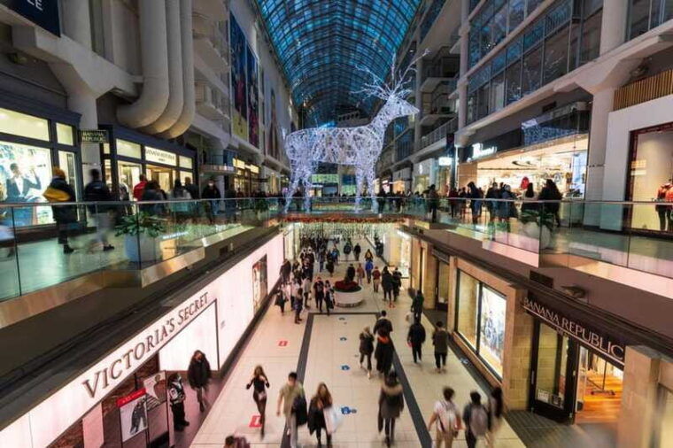 torontos-holiday-magic-a-christmas-walking-tour