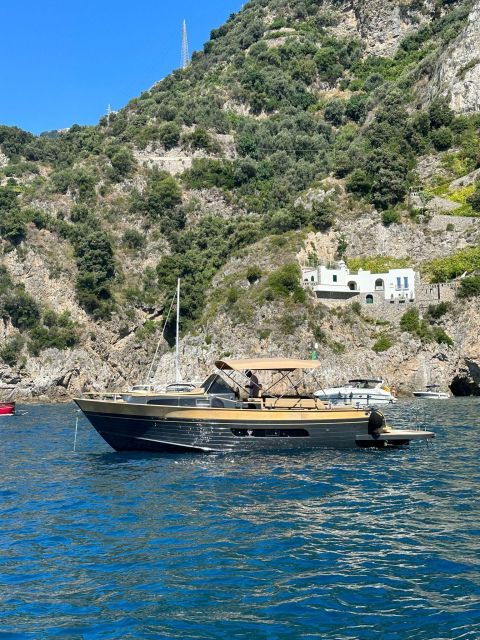 tour-capri-discover-the-island-of-vips-by-boat-5
