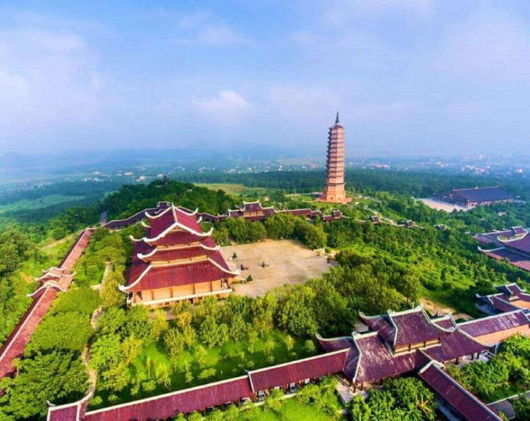 trang-an-boat-bai-dinh-pagoda-mua-cave-full-day-tour