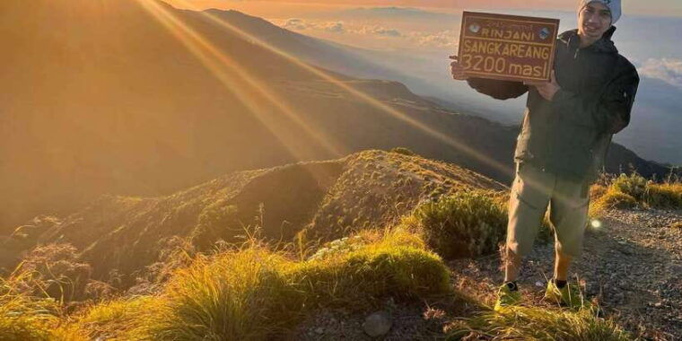 trekking-mount-sangkareang-second-summit-of-rinjani-2d1n