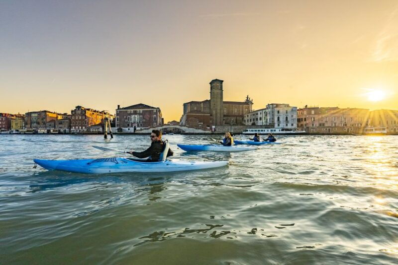 venice-sunset-kayak-tour-in-the-canals