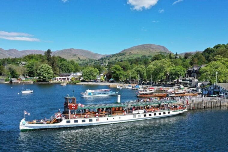 windermere-red-cruise-sail-between-bowness-and-ambleside