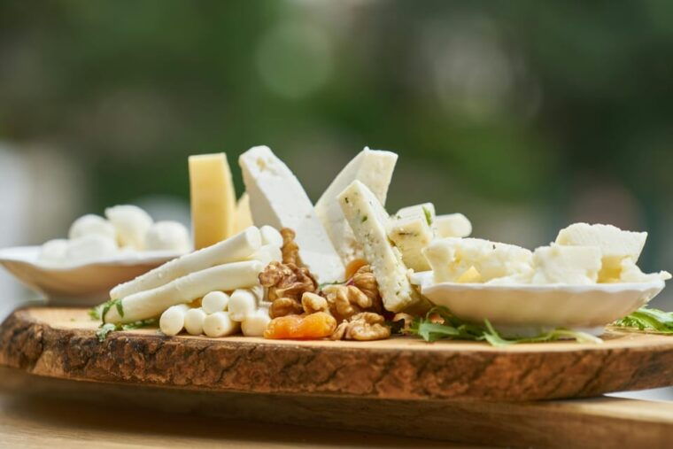 wine-tasting-and-cheese-platter