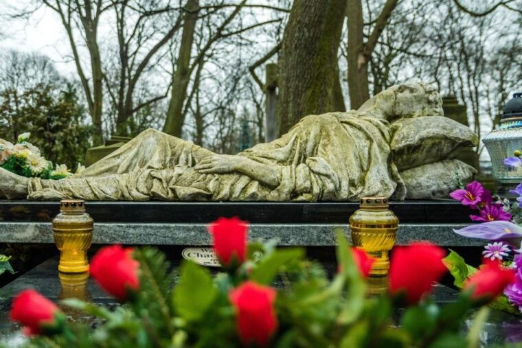 world-war-ii-warsaw-old-town-military-cemetery-walking-tour