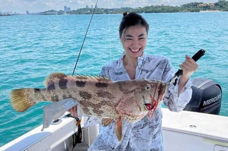 yacht-fishing-at-the-southern-islands-of-singapore