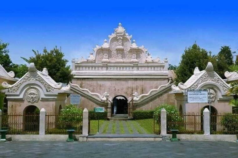 yogyakarta-city-tour-visiting-historic-buildings-and-crafts