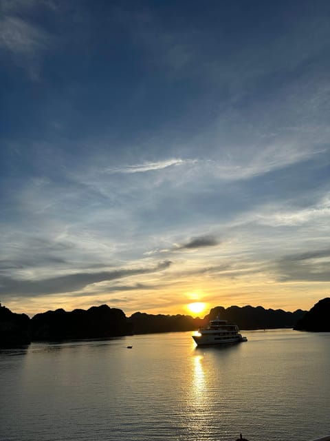 6-hours-ha-long-bay-group-toursung-sot-ti-top-kayaking