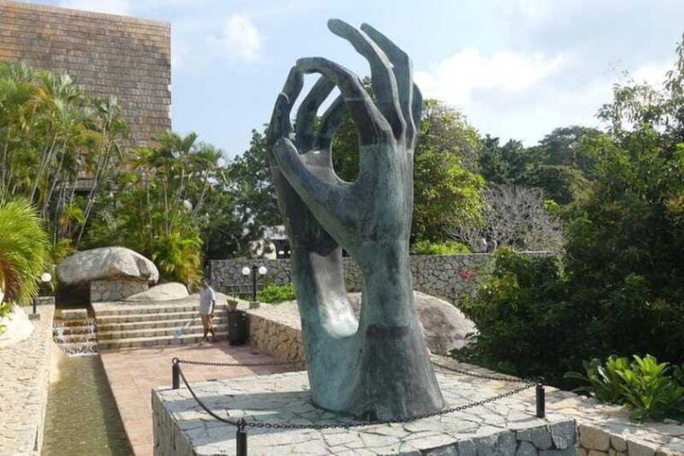 acapulco-4hrs-city-tour-w-peace-chapel-and-mural-of-diego