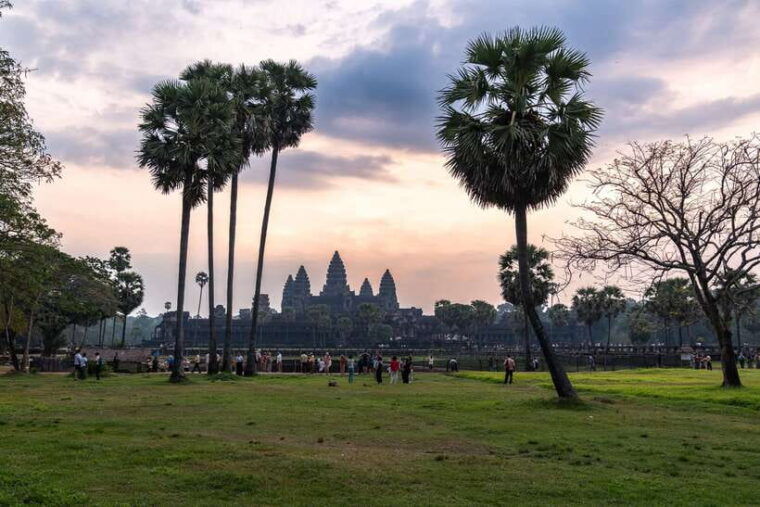 angkor-sunrise-guided-bike-tour-with-breakfast-and-lunch