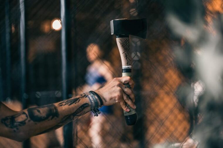 axe-throwing-craft-beer-experience-in-hamburg