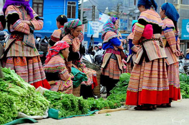 bac-ha-sun-day-market-group-tour
