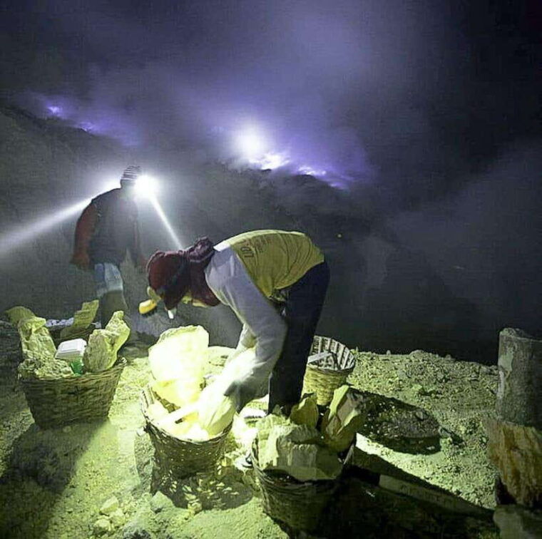 bali-or-banyuwangi-mount-ijen-blue-fire-hiking