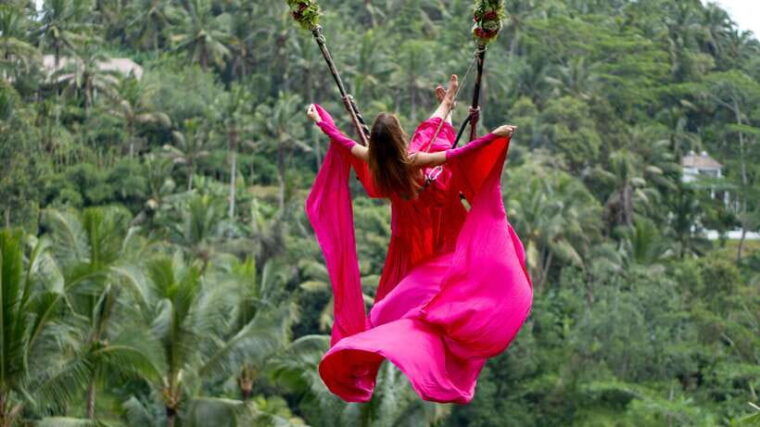 bali-waterfalls-rice-terrace-swing-with-photographer