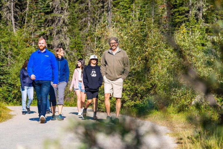 banff-grizzly-bear-refuge-tour-with-lunch