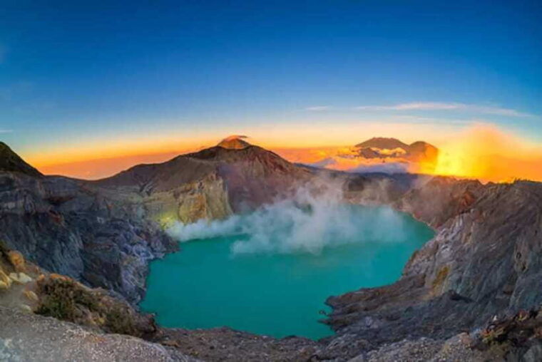 banyuwangi-beautiful-of-ijen-crater-with-local-guide