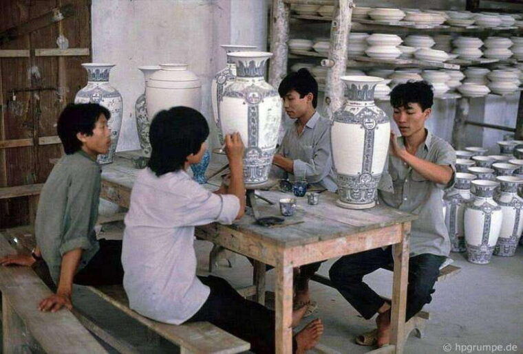 bat-trang-pottery-village-incense-village-or-hanoi-city-tour