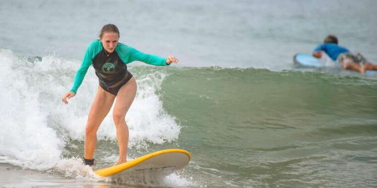 beginner-surfing-lesson-and-surfguide