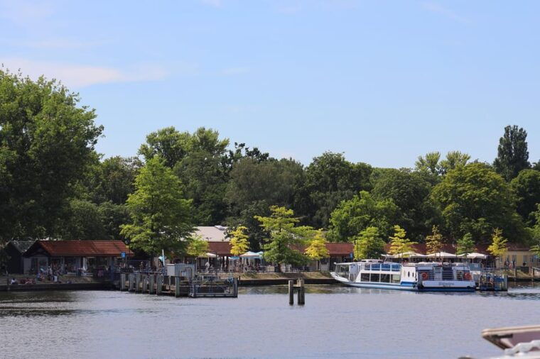 berlin-east-side-gallery-spree-cruise-by-electric-boat