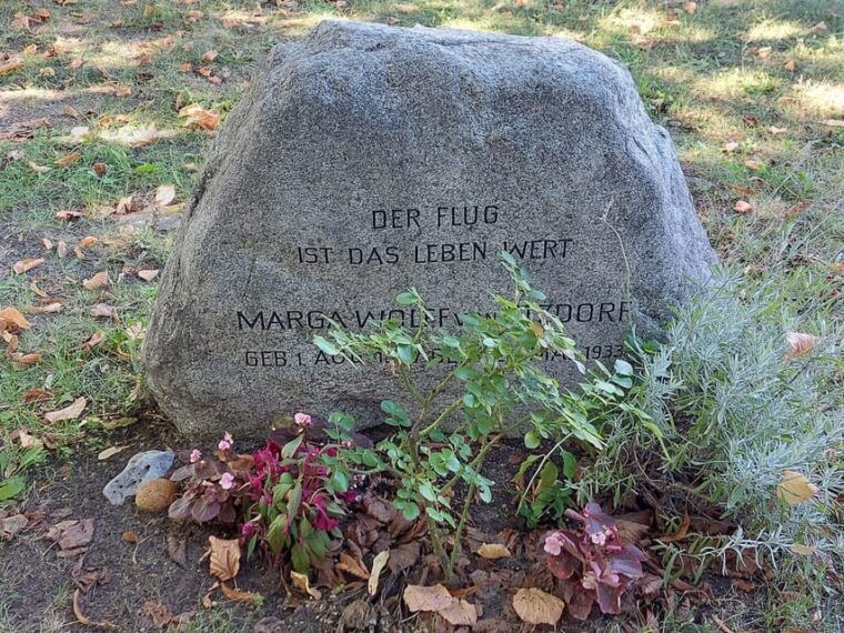 berlin-tour-through-the-invalids-cemetery