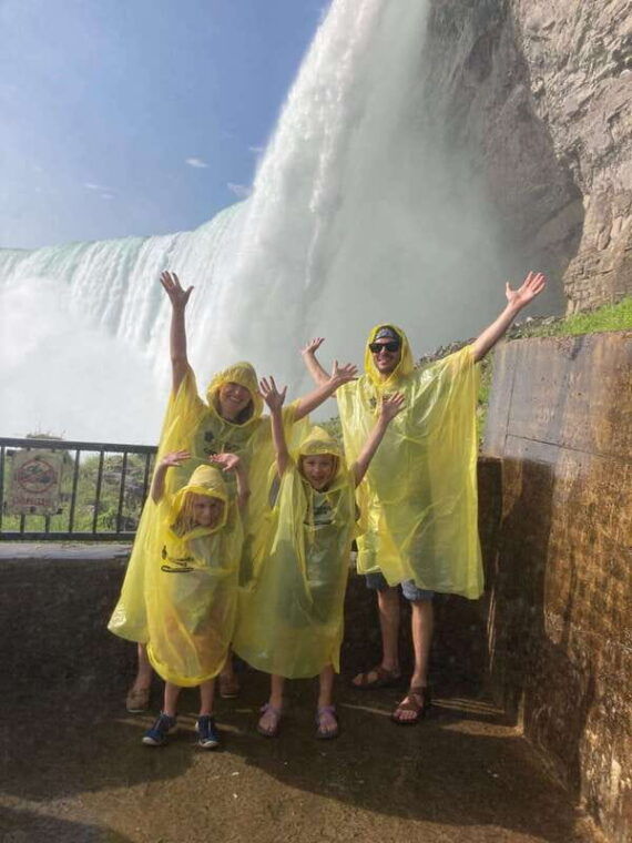 best-niagara-falls-guided-tour-behind-the-falls-boat-ride-2