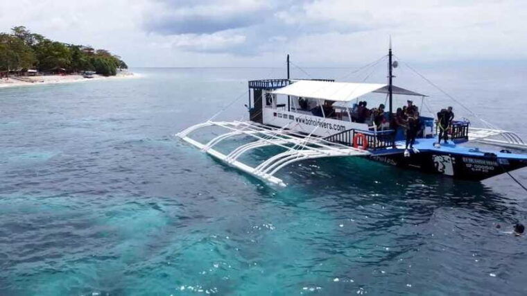 bohol-dolphin-watching-snorkeling-at-balicasag-island