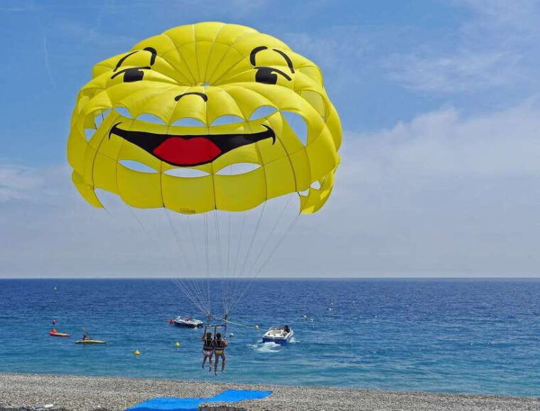 boracay-solo-or-tandem-parasailing-experience