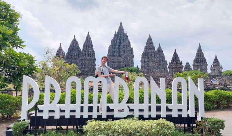 borobudur-climb-up-and-prambanan-private-tour