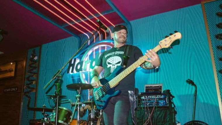 cancun-night-time-party-bus-cocktails-at-hard-rock-cafe